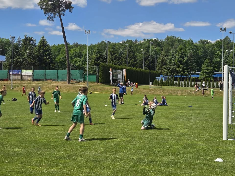 #U10 🤍💚❤️ Majowe rozgrywki ligowe rocznika 2016🟩 Pomimo wielu komunijnych absencji rozegraliśmy cenne spotk… facebook akademii – zdjęcie 7